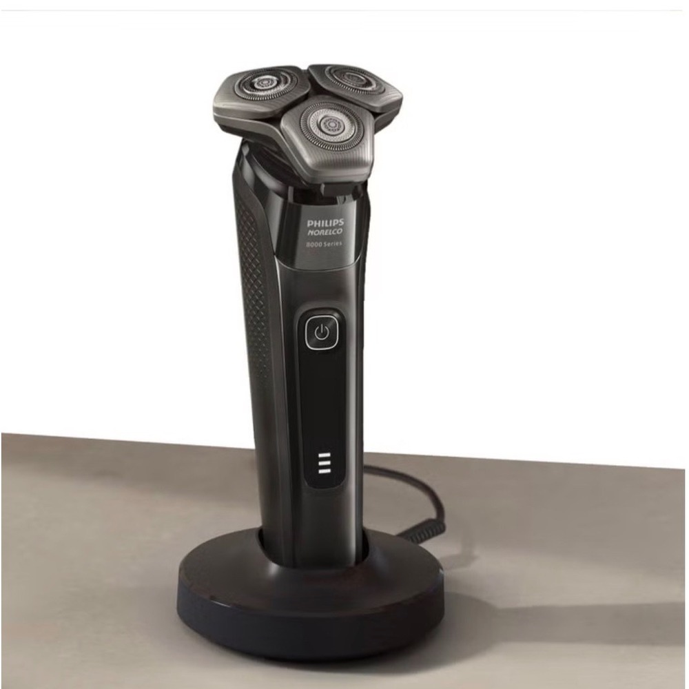 Phillips Norelco Tripleheaded Shaver 8000 SenselQ Wet Dry with Charging Stand